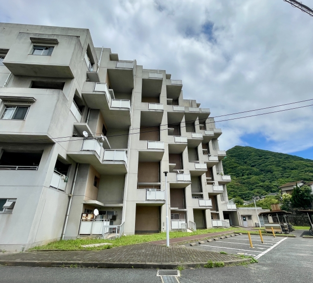 ＞＞ 事故物件ゾクのロケ地考察で例として挙げられる集合住宅の外観イメージ