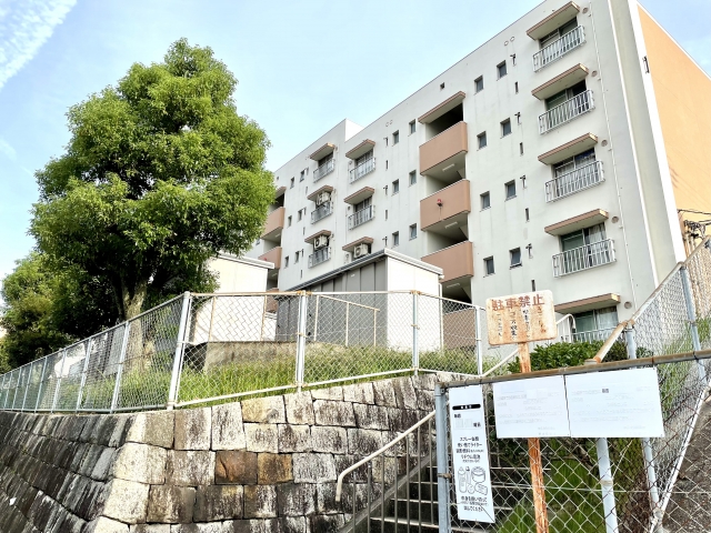 ＞＞ 事故物件ゾクの世界観に近い昭和築集合住宅の外観イメージ