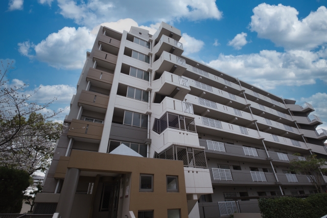 ＞＞ 事故物件ゾクで描かれる都市部のマンションをイメージした外観