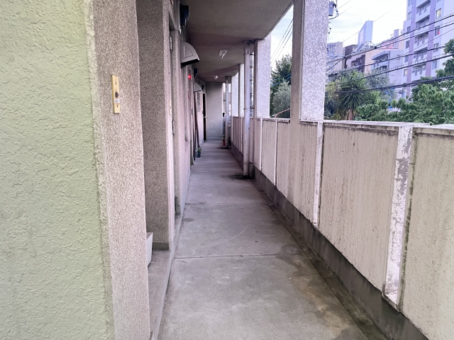 ＞＞ 映画「事故物件 ゾク 恐い間取り」を想起させる集合住宅の共用廊下